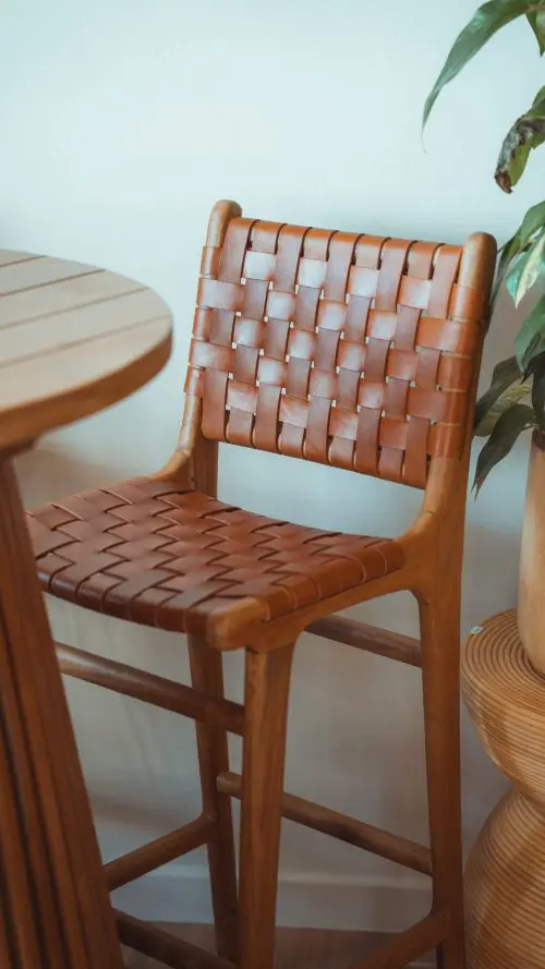 Chaise en teck et cuir marron (2) TABOURET DE BAR EN CUIR ET TECK