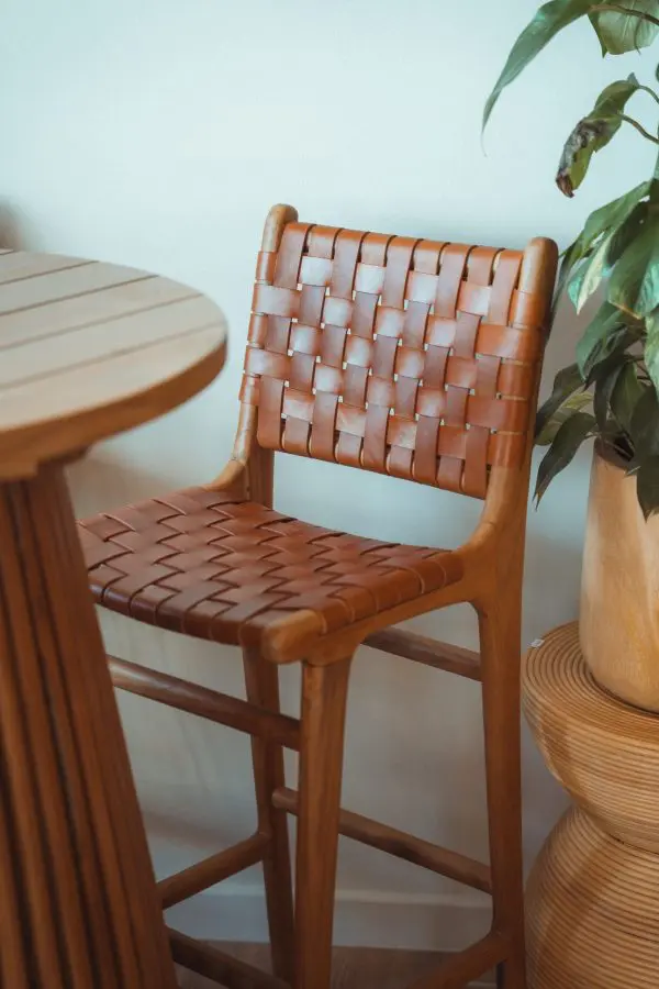 Chaise en teck et cuir marron (2) TABOURET DE BAR EN CUIR ET TECK