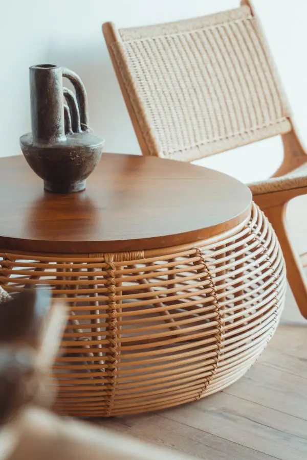 TABLE BASSE EN ROTIN ET TECK