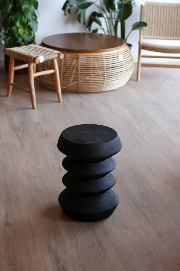 Tabouret vague en suar noir (1) TABOURET VAGUE EN BOIS DE SUAR NOIR