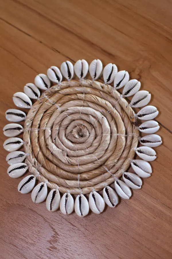 SOUS-VERRE COQUILLAGE EN BANANIER DIAM 8